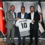 Beşiktaş'ın eski teknik direktörü Jean Tigana, Tüpraş Stadyumu’nda - Fanatik Gazetesi Beşiktaş (BJK) Haberleri - Spor